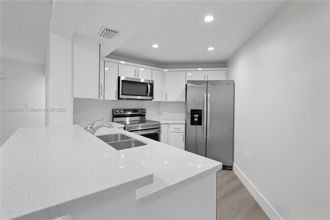 Building Photo - 9715 Fontainebleau Blvd