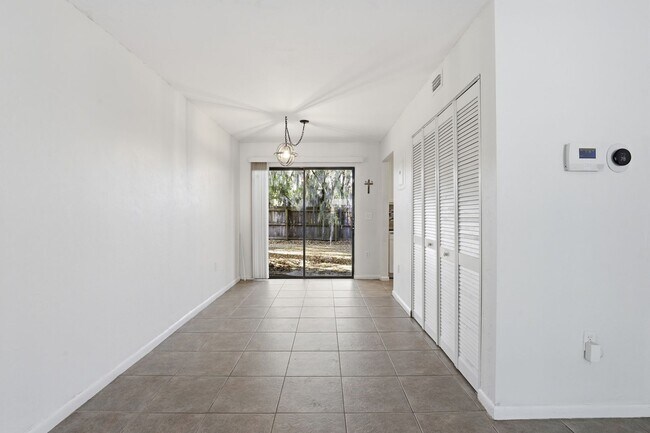 Building Photo - Southfork Oaks Condo