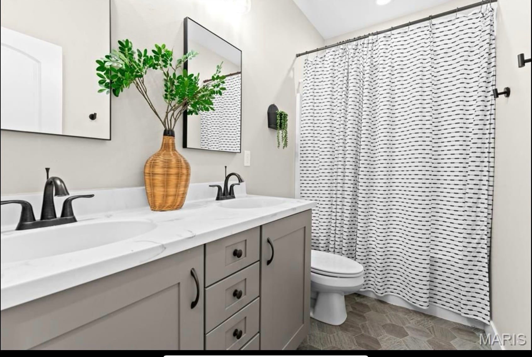 Upstairs bathroom - 536 Flagstone Pass Dr