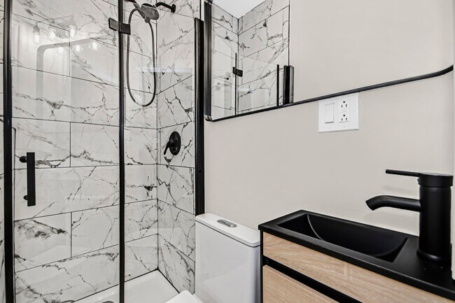 Building Photo - 1337 N Western Ave