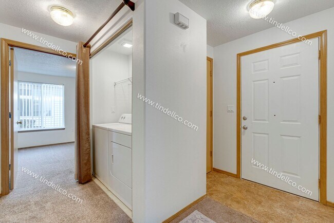 Building Photo - Spacious Pet-Friendly Ground Level Unit w/ Parking Included!