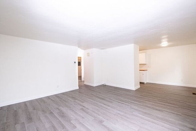 Building Photo - Milwaukie Duplex with Garage