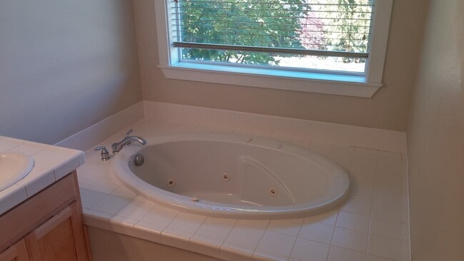 Building Photo - VIDEOTOUR: Gorgeous Home on Quiet Culdesac in Dallas. PETS WELCOME