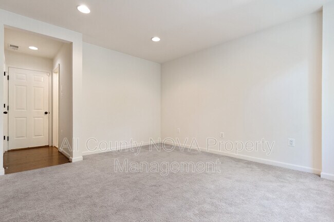 Building Photo - 213 Apricot St