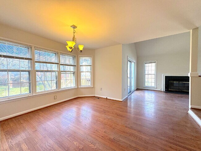 Building Photo - Lake Ridge Gem: Your Inviting Home Awaits!