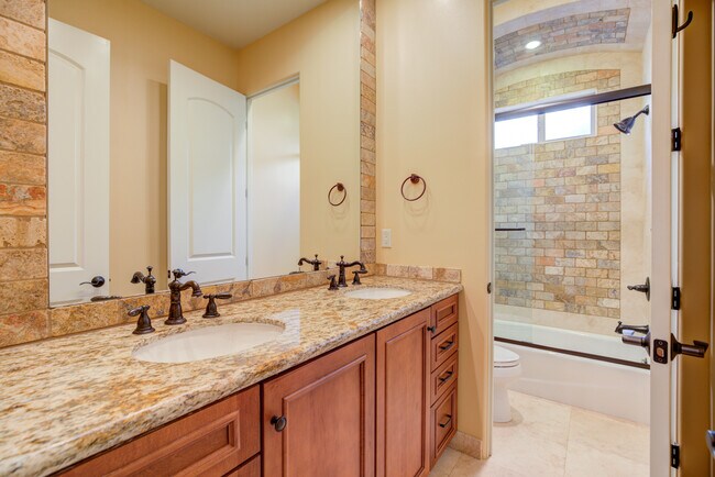 Building Photo - 612 N Juanita Ave