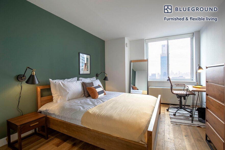 Building Photo - 560 W 43rd St