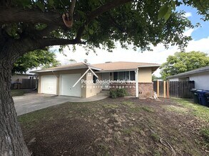 Building Photo - Updated 2bd/1ba Sacramento Duplex