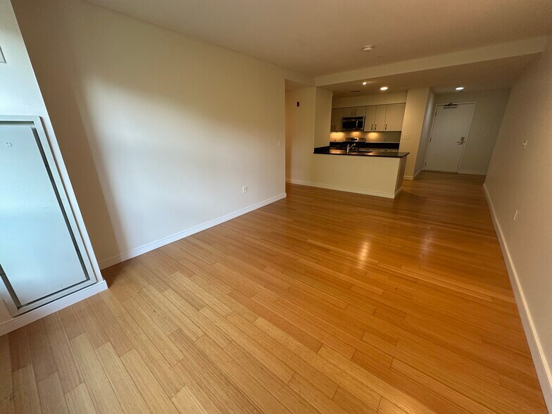 Building Photo - 587 Albany St