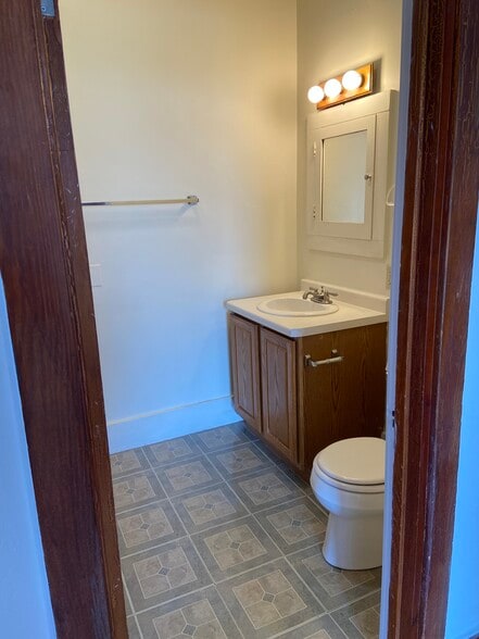 Full Bathroom - 303 E Mill St