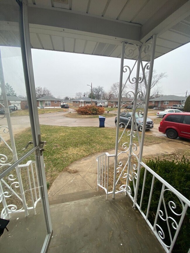 Building Photo - 2 Bed 2 Bath house with BONUS room in basement!