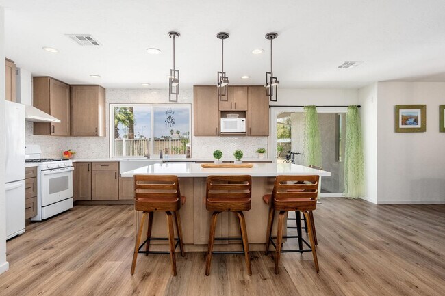 Building Photo - 2426 E Sahuaro Dr