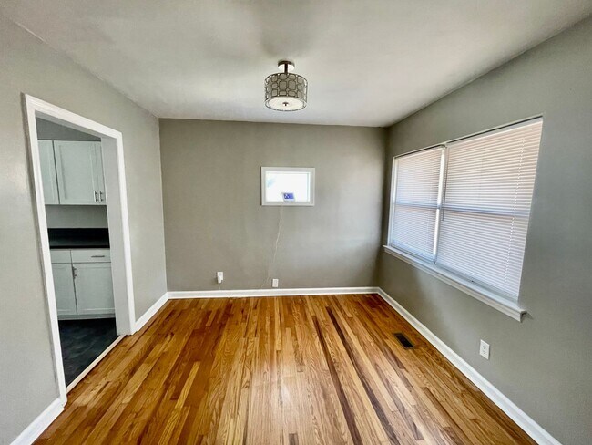 Building Photo - Adorable Brick Home!