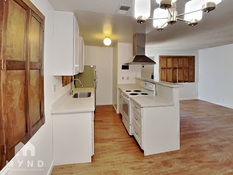 Building Photo - 5515 Spinnaker Dr