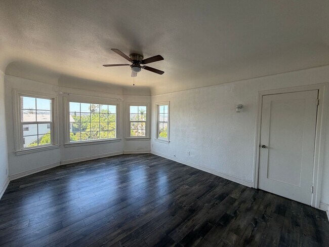 Building Photo - Mid-City Top Floor 2 Bedroom 1 Bath Gem
