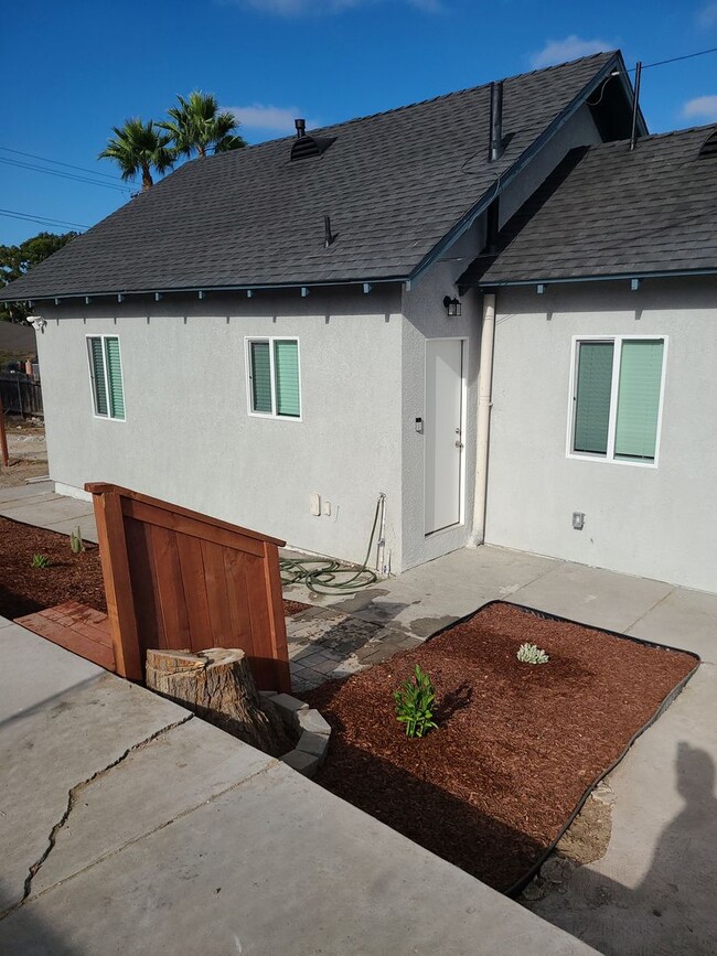 Building Photo - Newly furnished and remodeled 2 bed 2 bath!