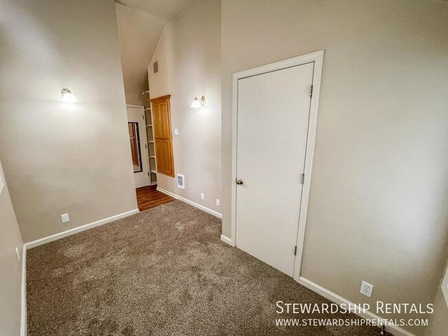 Building Photo - 1472 E 19th Ave