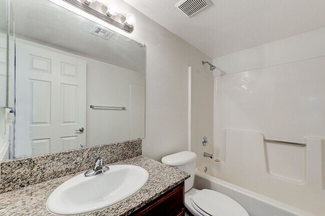Building Photo - Charming 2 Bed 2 Bath!