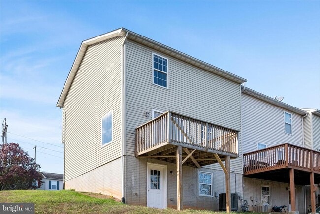 Building Photo - 400 Emily Ln