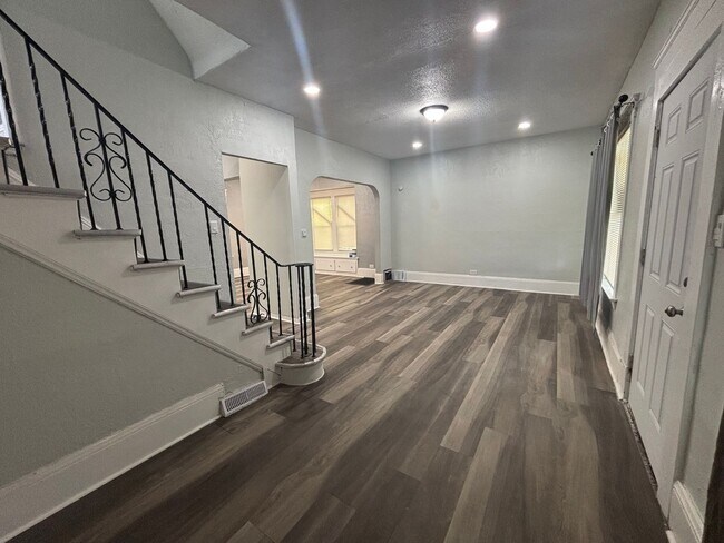 Building Photo - 13721 Beachwood Ave
