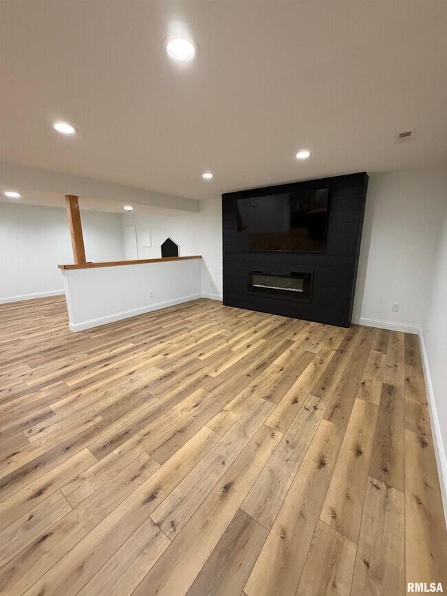 Building Photo - 2625 E 56th Ct