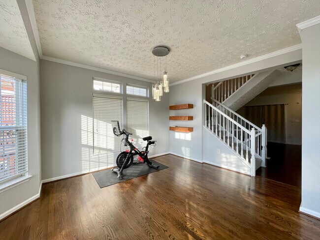 Building Photo - 8308 Lyndhurst St