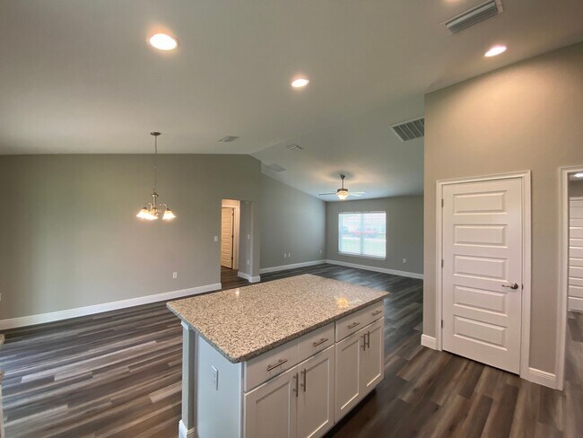 Building Photo - 13 Poplar Ln