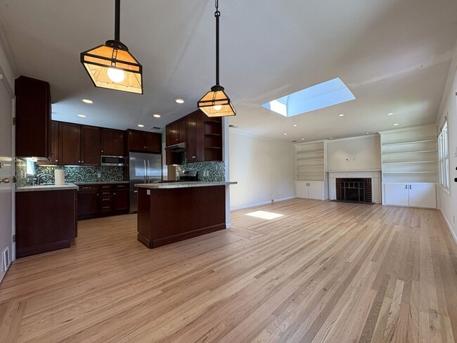 Building Photo - Beautiful 4BD/2BA Menlo Park Home with Lar...