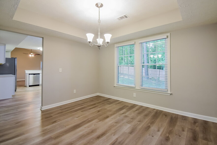Building Photo - 547 Riverbirch Trce