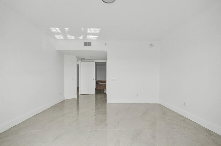 Building Photo - 14951 Royal Oaks Ln