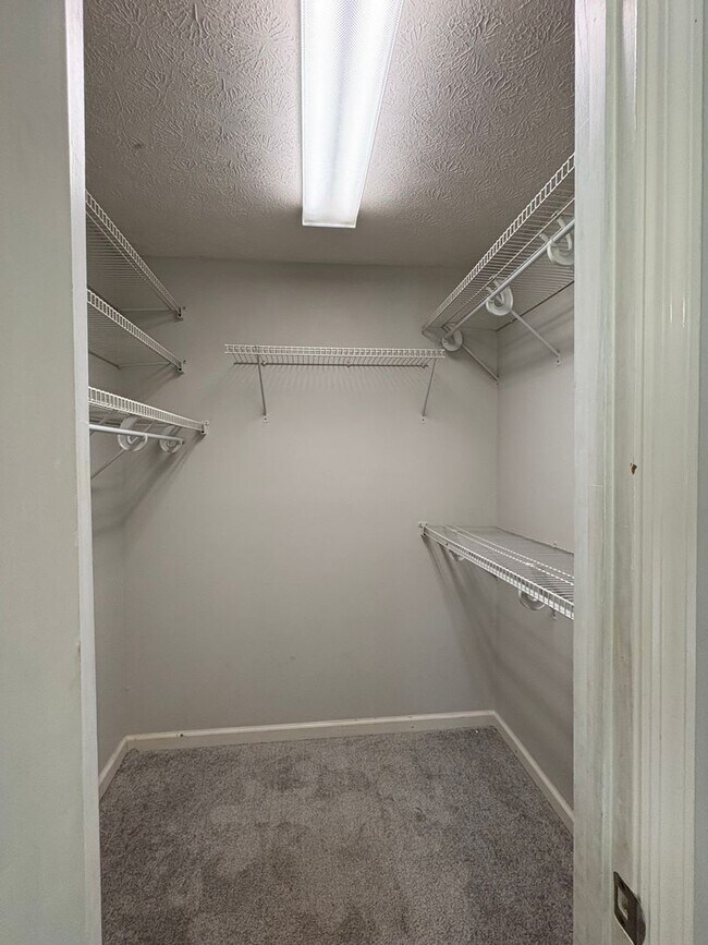 Building Photo - 671 Circle Dr