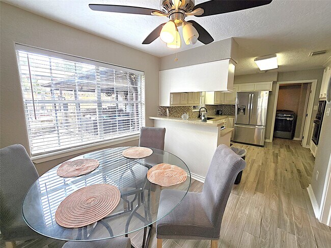 Building Photo - 560 Brandon Rd