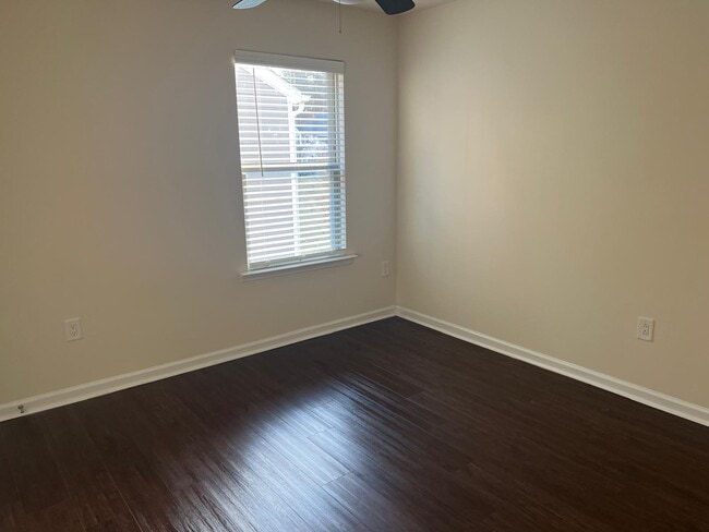 Building Photo - 2121 Chipley Dr