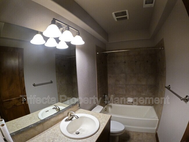 Building Photo - 1032 Hessen Dr