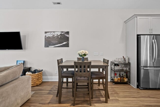 Building Photo - Modern Living in the Heart of Pleasant View Village!