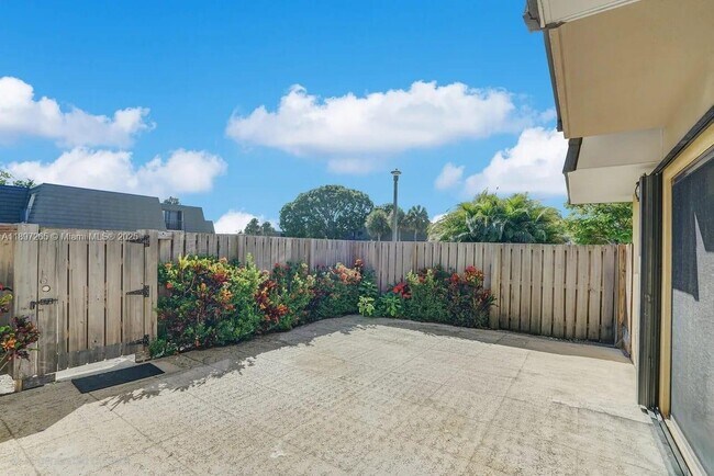 Building Photo - 629 6th Way