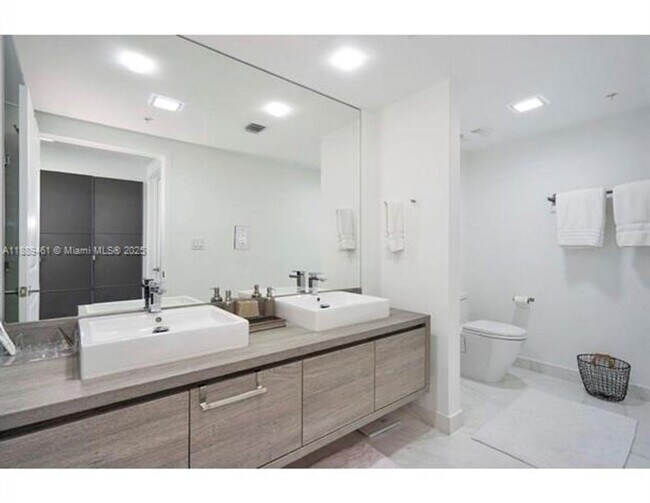Building Photo - 400 Sunny Isles Blvd