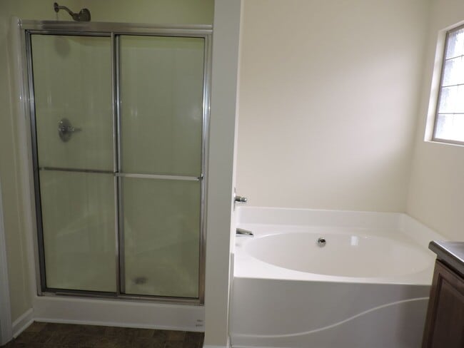 Building Photo - Four bedroom home near Whiting Field!