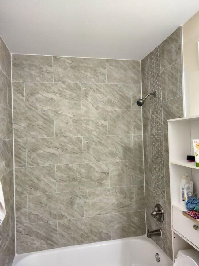 Building Photo - Townhome 2 Bedroom 2.5 Bathroom and fenced...