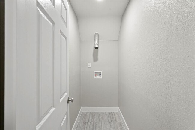Building Photo - 2121 Fountain View Dr