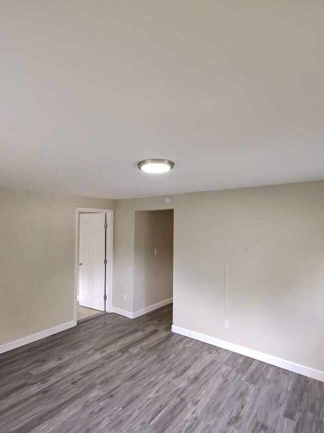 Building Photo - Spacious and Comfortable Living on Buddie Avenue