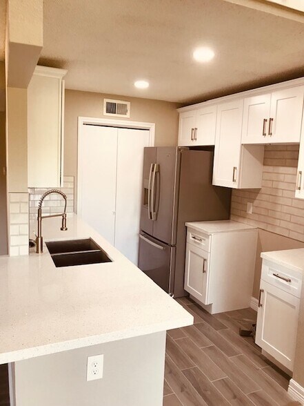 Building Photo - 8439 Sands Point Dr