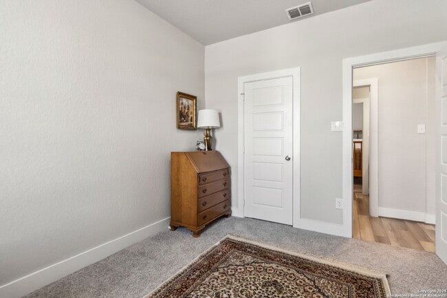 Building Photo - "Charming 3-Bedroom Home with 2 Full Baths and 1902 Sq Ft of Comfort in San Antonio!"