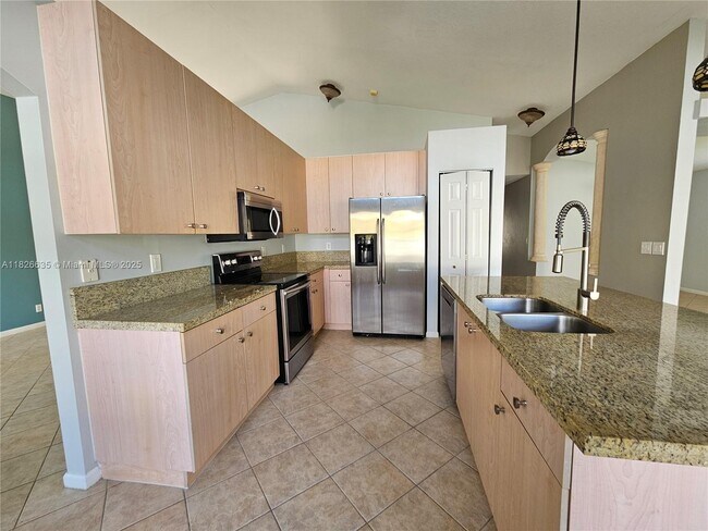 Building Photo - 743 SW 190th Ave