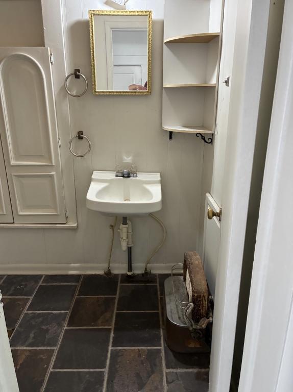 Building Photo - 1049 E Oak St