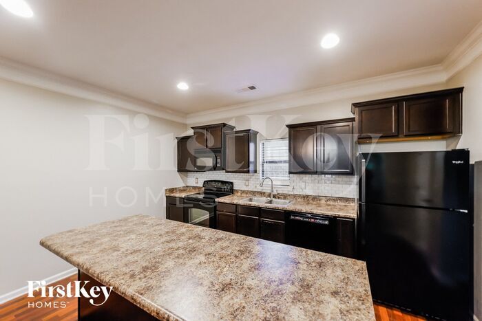Building Photo - 601 Enclave Ln