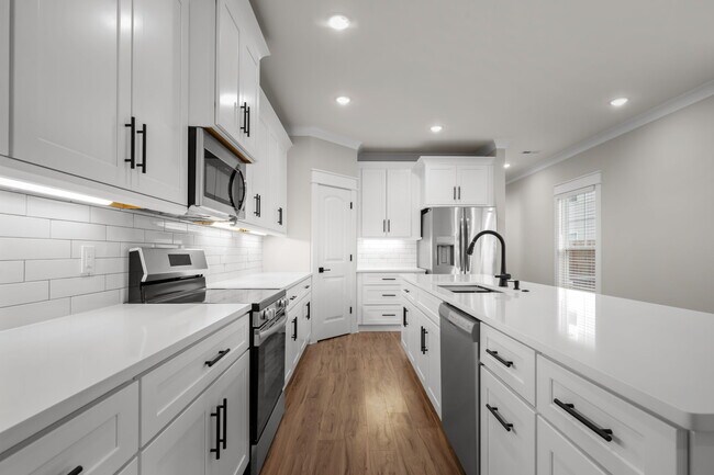 Building Photo - 454 E State St