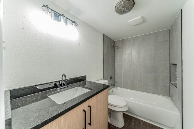 Building Photo - Sable Ln Duplex