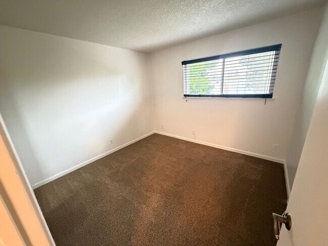 Building Photo - 4 Bedroom | 3 Bathroom | Home in Roseville