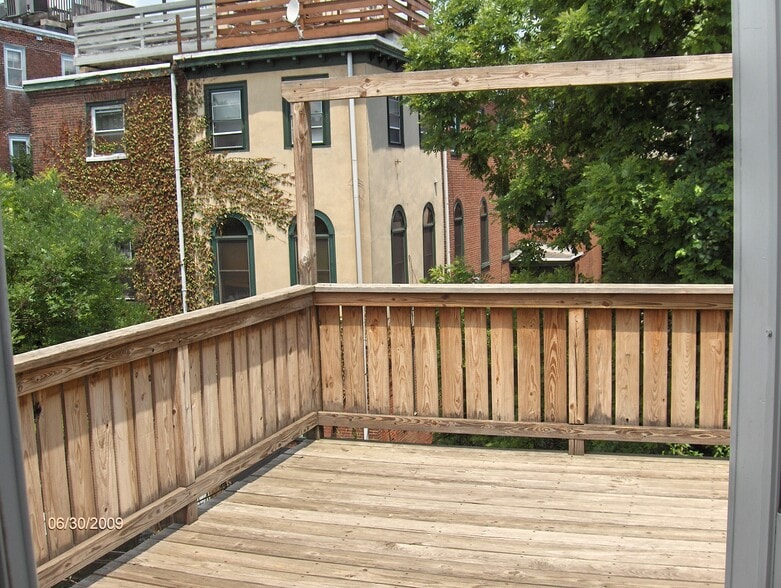 Private deck - 2031 Brandywine St